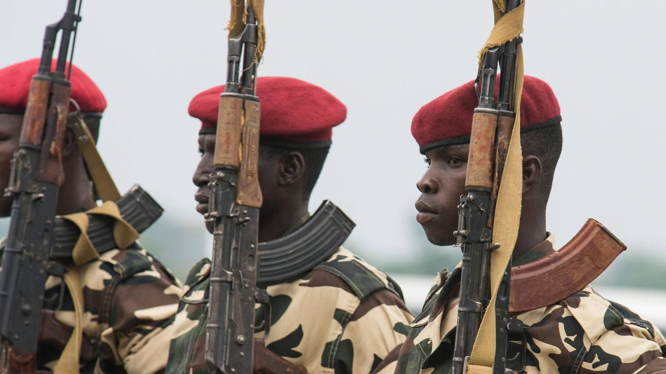 Soldaten der kamerunischen Armee: Aus Sicherheitsgründen bleiben die Schulen in der Region vorerst geschlossen.