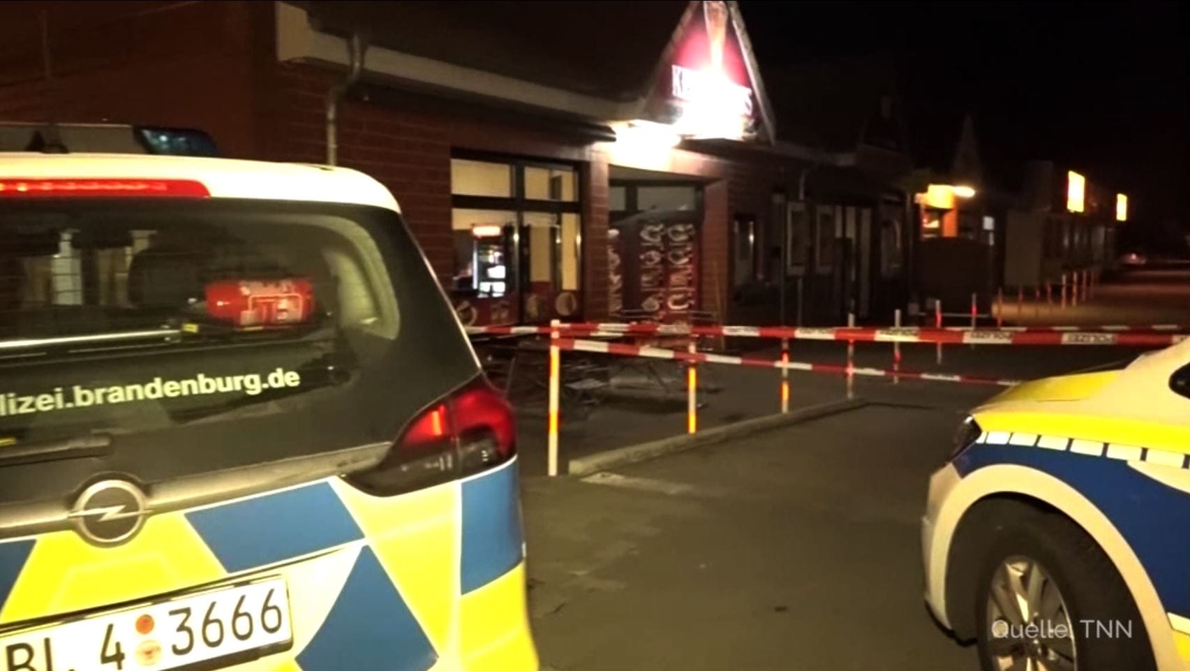Polizeiautos stehen vor dem Döner-Imbiss in Blankenfelde-Mahlow: Hier wurde zuvor eine Männergruppe mit einer Schrotflinte beschossen. Polizeiautos stehen vor dem Döner-Imbiss in Blankenfelde-Mahlow: Hier wurde zuvor eine Männergruppe mit einer Schrotflinte beschossen.