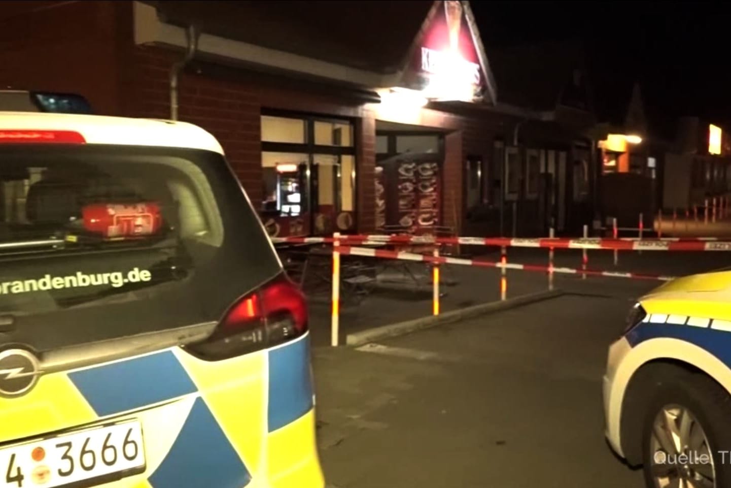 Polizeiautos stehen vor dem Döner-Imbiss in Blankenfelde-Mahlow: Hier wurde zuvor eine Männergruppe mit einer Schrotflinte beschossen.