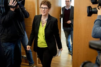 Annegret Kramp-Karrenbauer, Generalsekretärin der CDU, kommt zur Pressekonferenz zu ihrer Kandidatur für den CDU-Bundesvorsitz.