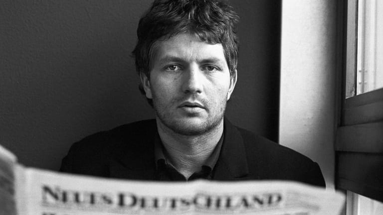 Roland Jahn liest 1988 die SED-Zeitung "Neues Deutschland": Die DDR hatte ihn gewaltsam ausgebürgert.