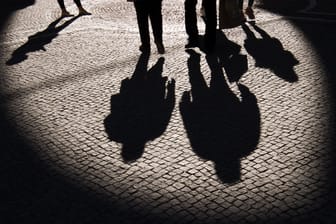 Schatten von Passanten auf einem Pflasterweg: Fast jeder dritte Bürger vertritt einer Studie zufolge ausländerfeindliche Positionen.