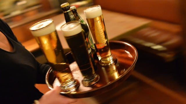 In vielen Sendungen wird über Alkohol gesprochen, er ist zu sehen oder wird getrunken. In vielen Sendungen wird über Alkohol gesprochen, er ist zu sehen oder wird getrunken.