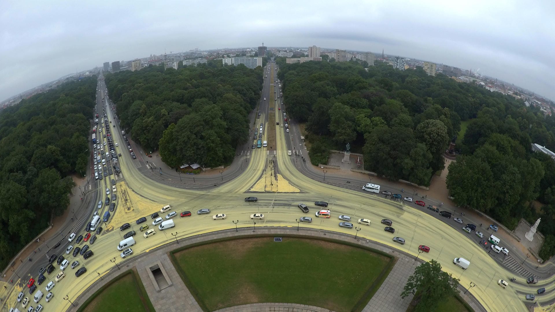Protest gegen Kohlemission: Im Rahmen einer Protestaktion hat Greenpeace die Straßen rund um die Berliner Siegessäule im Juni gelblich gefärbt: Protest gegen Kohlemission: Im Rahmen einer Protestaktion hat Greenpeace die Straßen rund um die Berliner Siegessäule im Juni gelblich gefärbt: