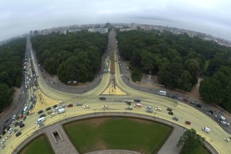 Protest gegen Kohlemission: Im Rahmen einer Protestaktion hat Greenpeace die Straßen rund um die Berliner Siegessäule im Juni gelblich gefärbt: