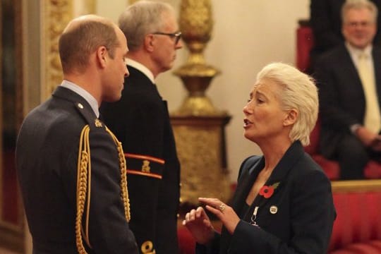 Emma Thompson wurde von Prinz William im Buckingham Palast zur Dame Commander of the British Empire ernannt.