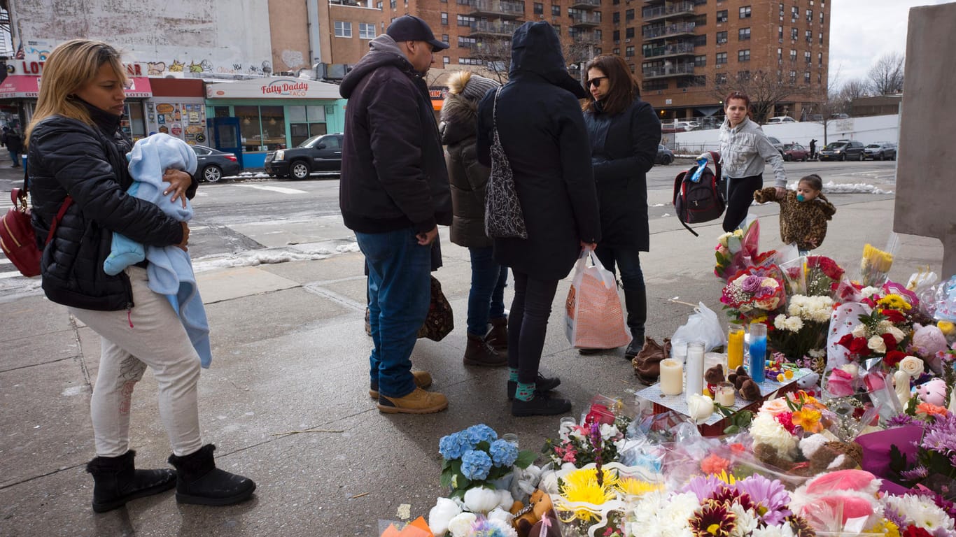 Archivfoto: Menschen am Broadway trauern um die beiden durch einen Unfall getöteten Kinder.