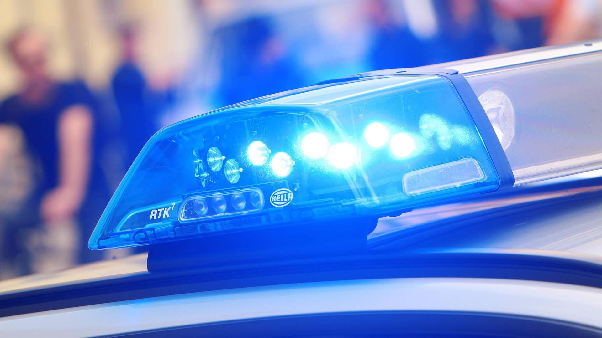 Blaulicht eines Polizeiwagens: Der Mann, der die Polizisten zum Fundort der Leiche gebracht hat, befindet sich in Polizeigewahrsam. Blaulicht eines Polizeiwagens: Der Mann, der die Polizisten zum Fundort der Leiche gebracht hat, befindet sich in Polizeigewahrsam.