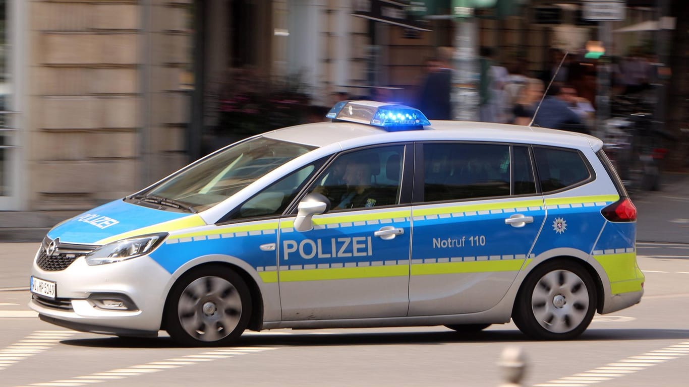 Einsatzwagen der Polizei: Der bescheidene Räuber aus Werder ist zur Fahndung ausgeschrieben.