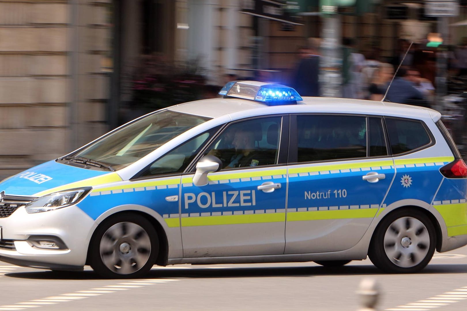 Einsatzwagen der Polizei: Der bescheidene Räuber aus Werder ist zur Fahndung ausgeschrieben.