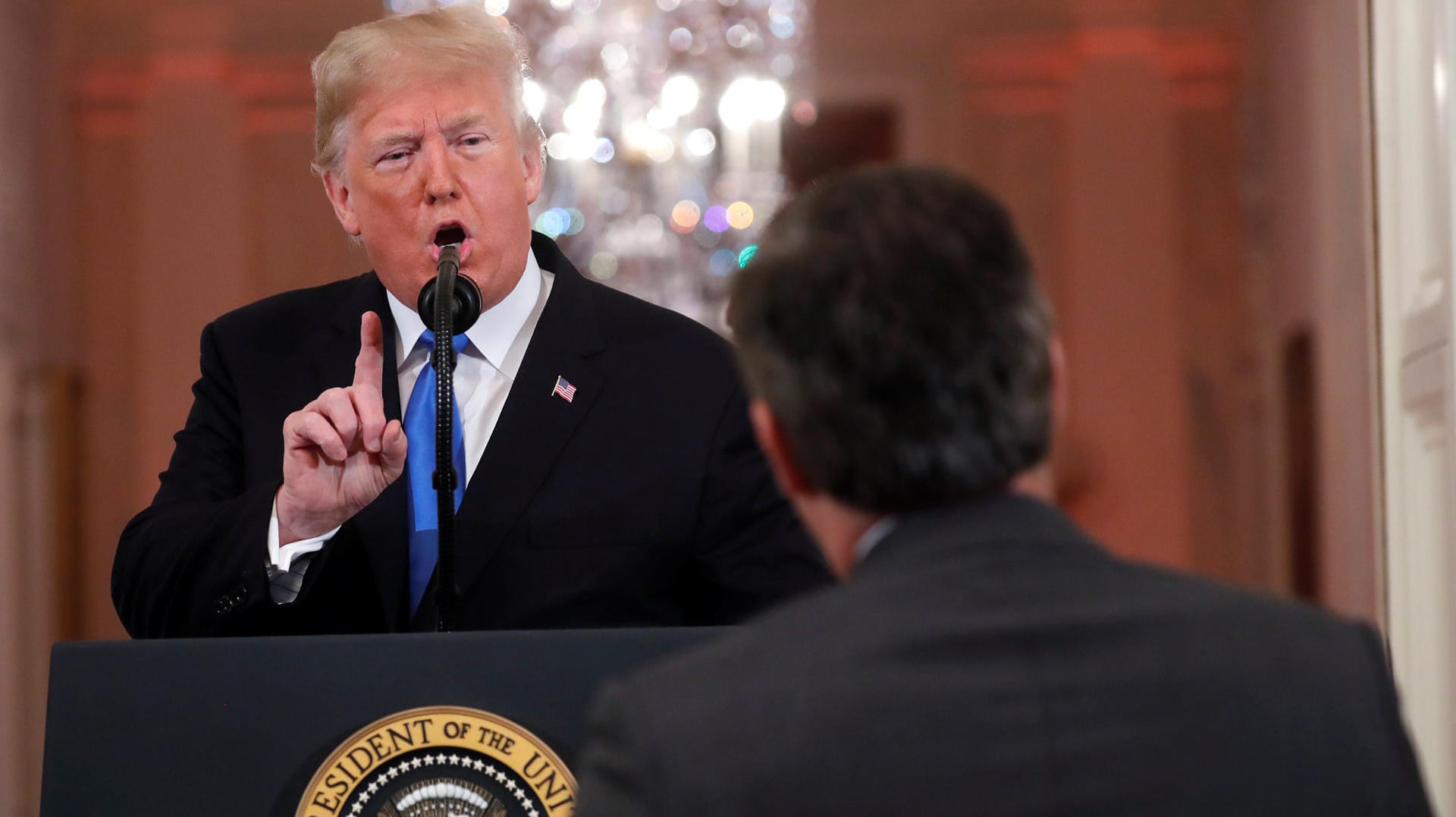 Donald Trump streitet während der Pressekonferenz mit CNN-Reporter Jim Acosta.