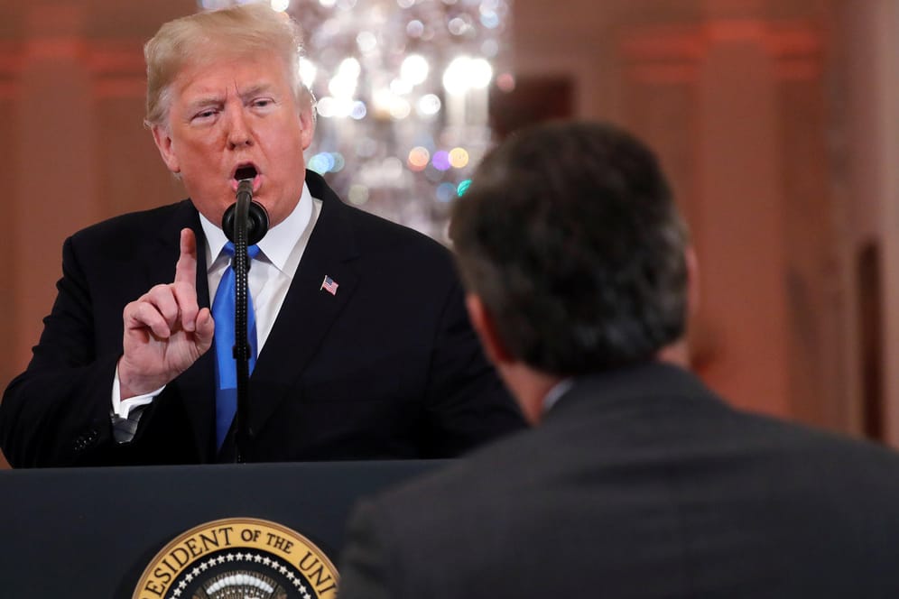 Donald Trump streitet während der Pressekonferenz mit CNN-Reporter Jim Acosta.