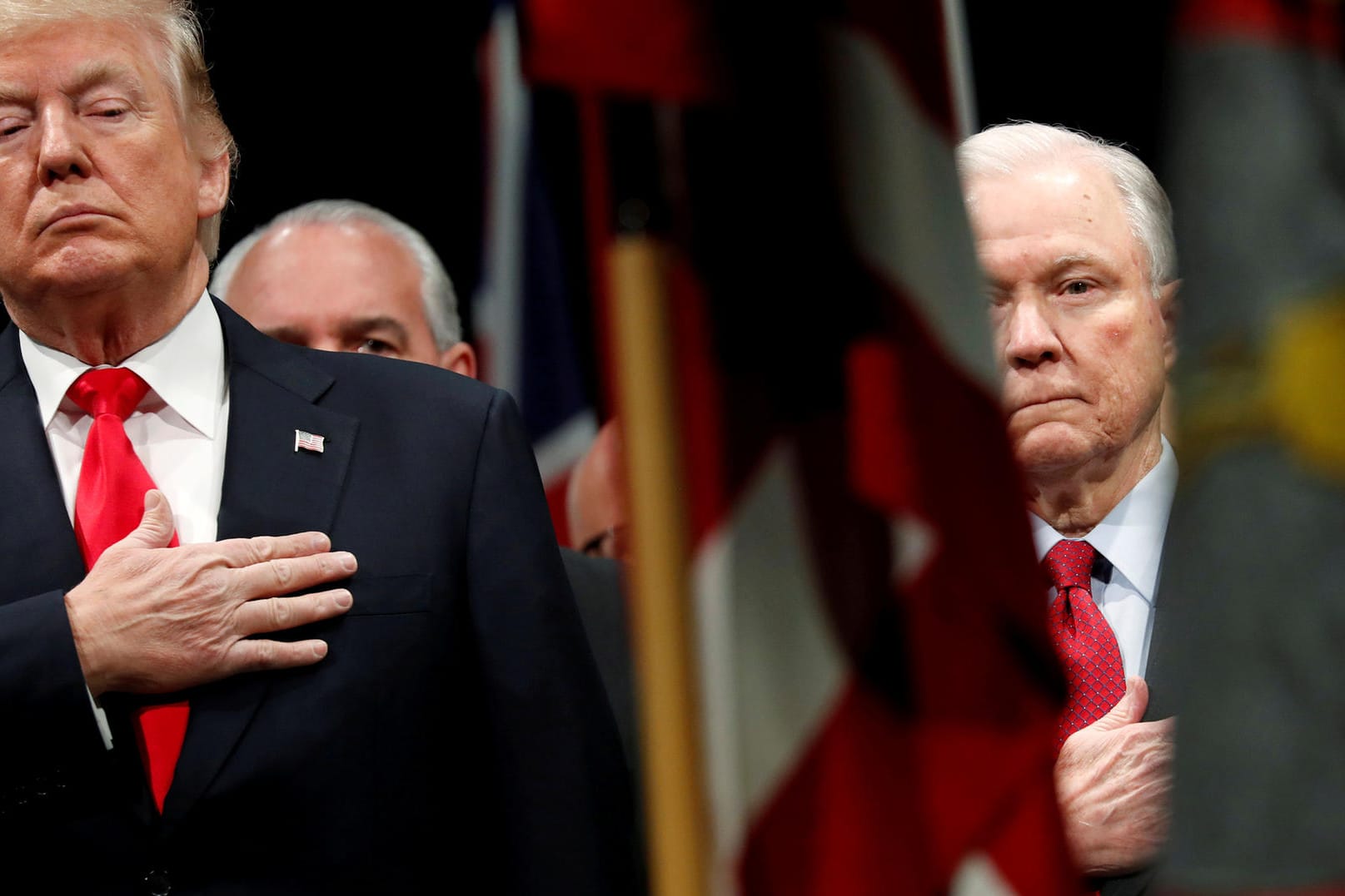 US-Präsident Donald Trump und sein Justizminister Jeff Sessions bei einer Vereidigung von FBI-Agenten.