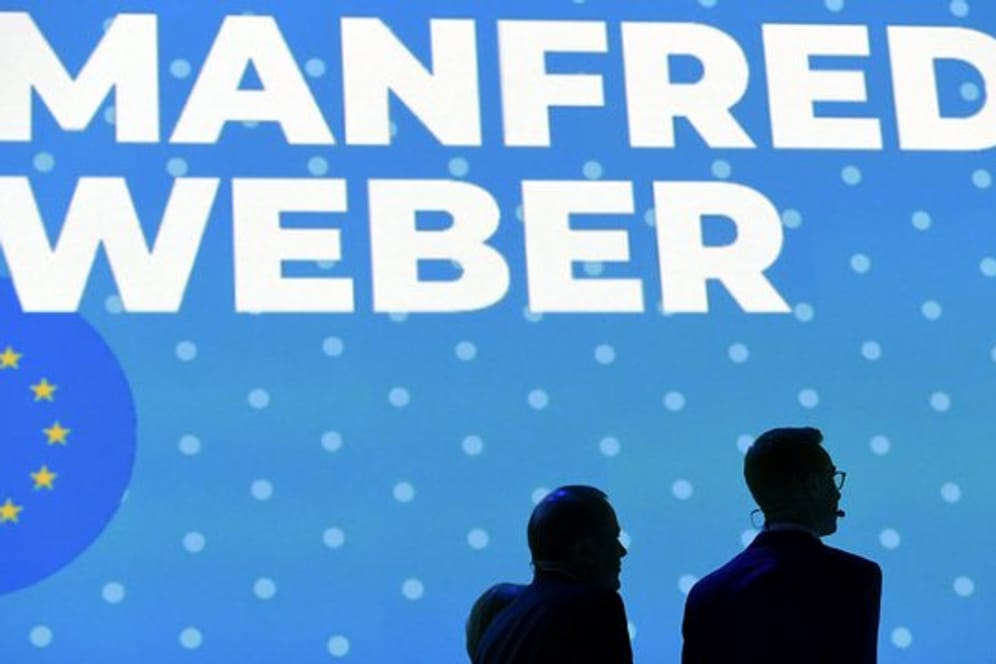 Die Silhouetten der beiden konkurrierenden Kandidaten für die Leitung der EVP, Alexander Stubb (r) aus Finnland und Manfred Weber aus Deutschland, auf dem Kongress der Europäischen Volkspartei.