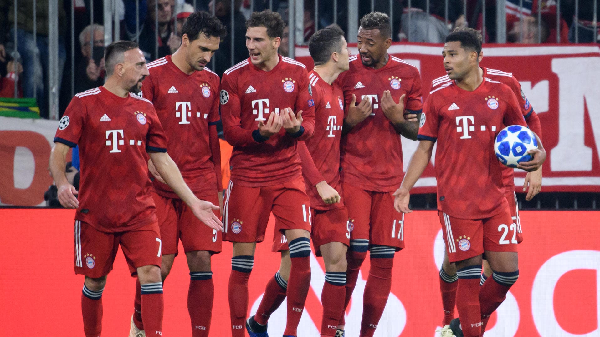 Von links nach rechts: Franck Ribéry, Mats Hummels, Leon Goretzka, Robert Lewandowski, Jérôme Boateng und Serge Gnabry.