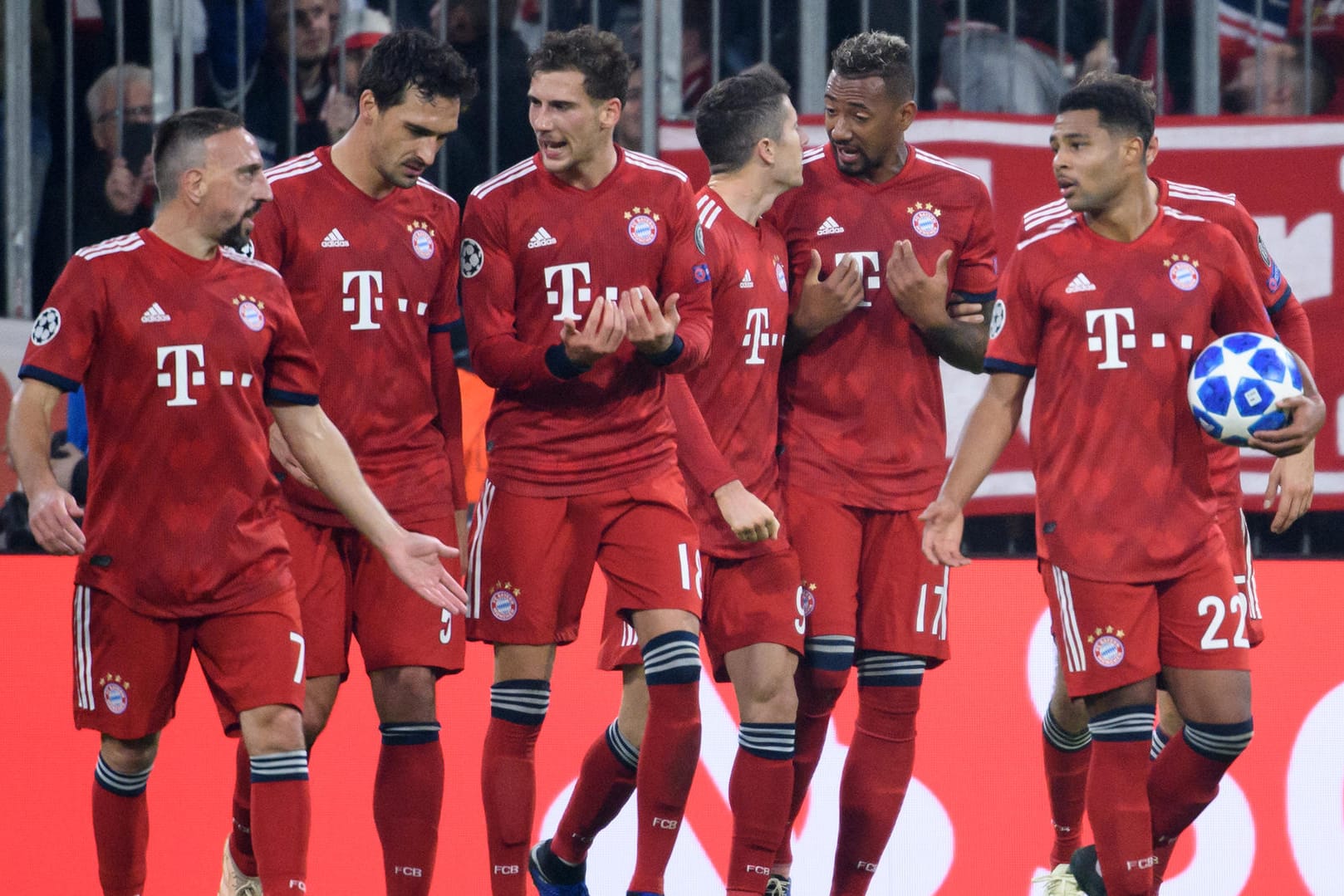 Von links nach rechts: Franck Ribéry, Mats Hummels, Leon Goretzka, Robert Lewandowski, Jérôme Boateng und Serge Gnabry.