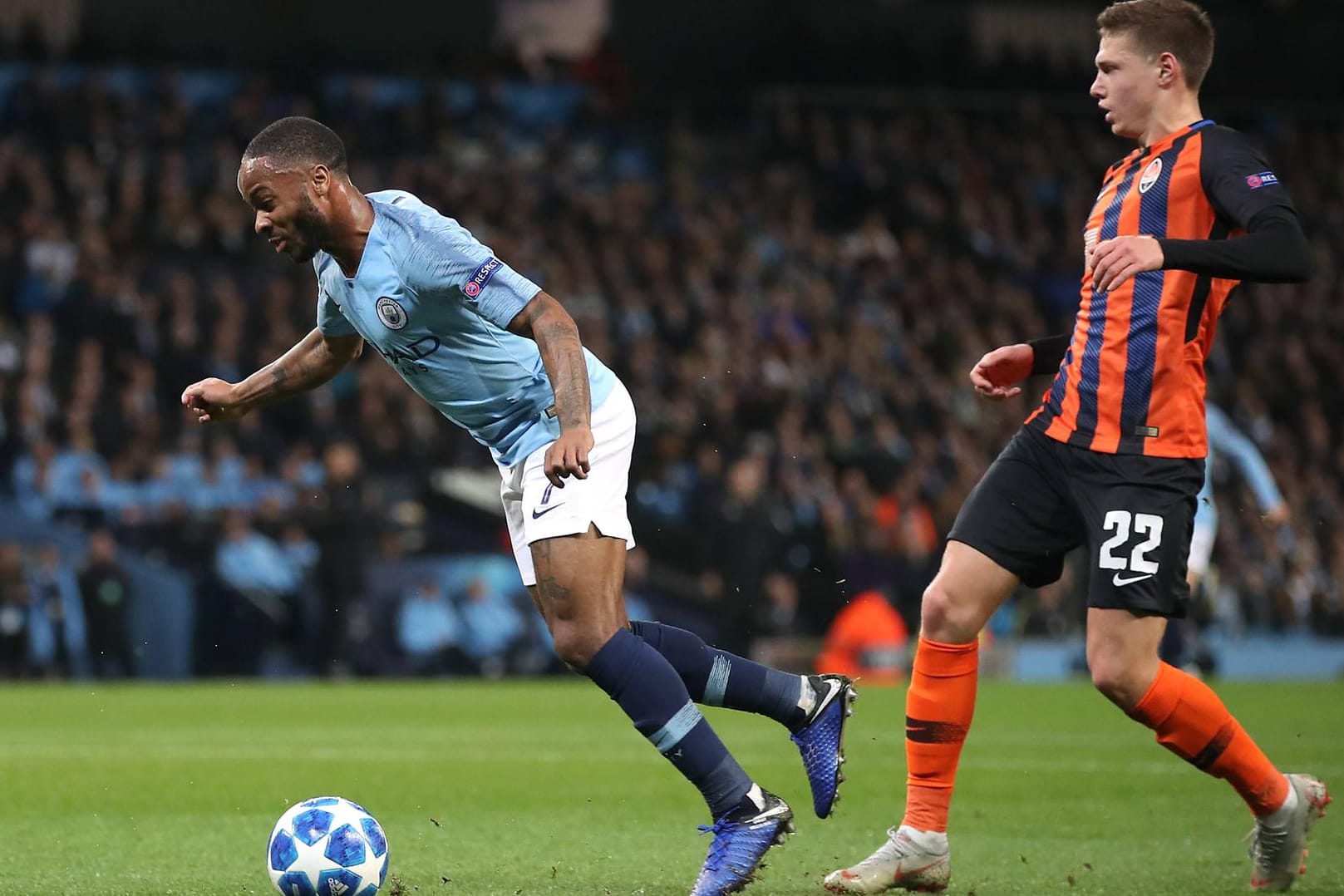 Skandalszene: Sterling fällt im Donezk-Strafraum, Schachtjor-Verteidiger Matviyenko ist weit entfernt.
