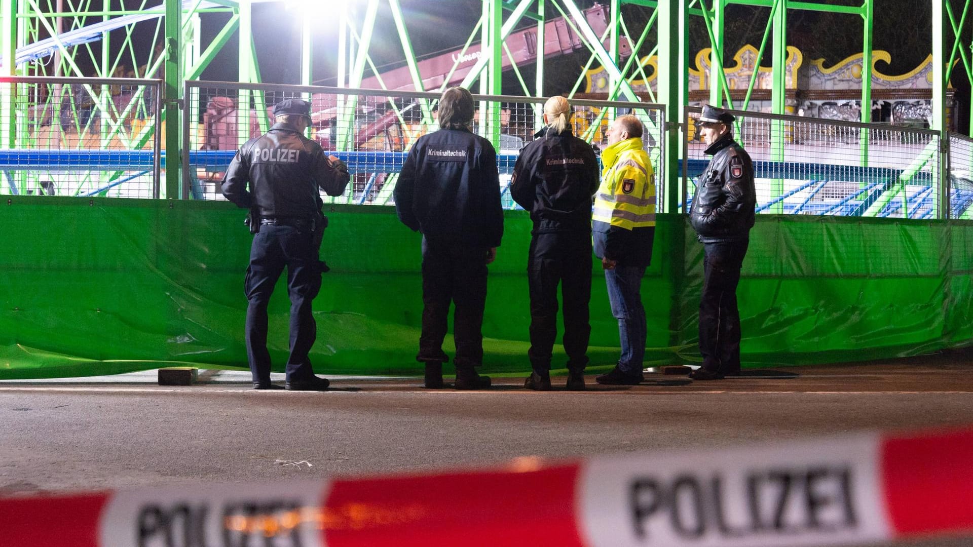 Polizei an der Unfallstelle am Hamburger Dom: Ein Arbeiter wurde bei Aufbauarbeiten für den Winterdom auf dem Heiligengeistfeld von einem Achterbahn-Waggon erfasst und tödlich verletzt.