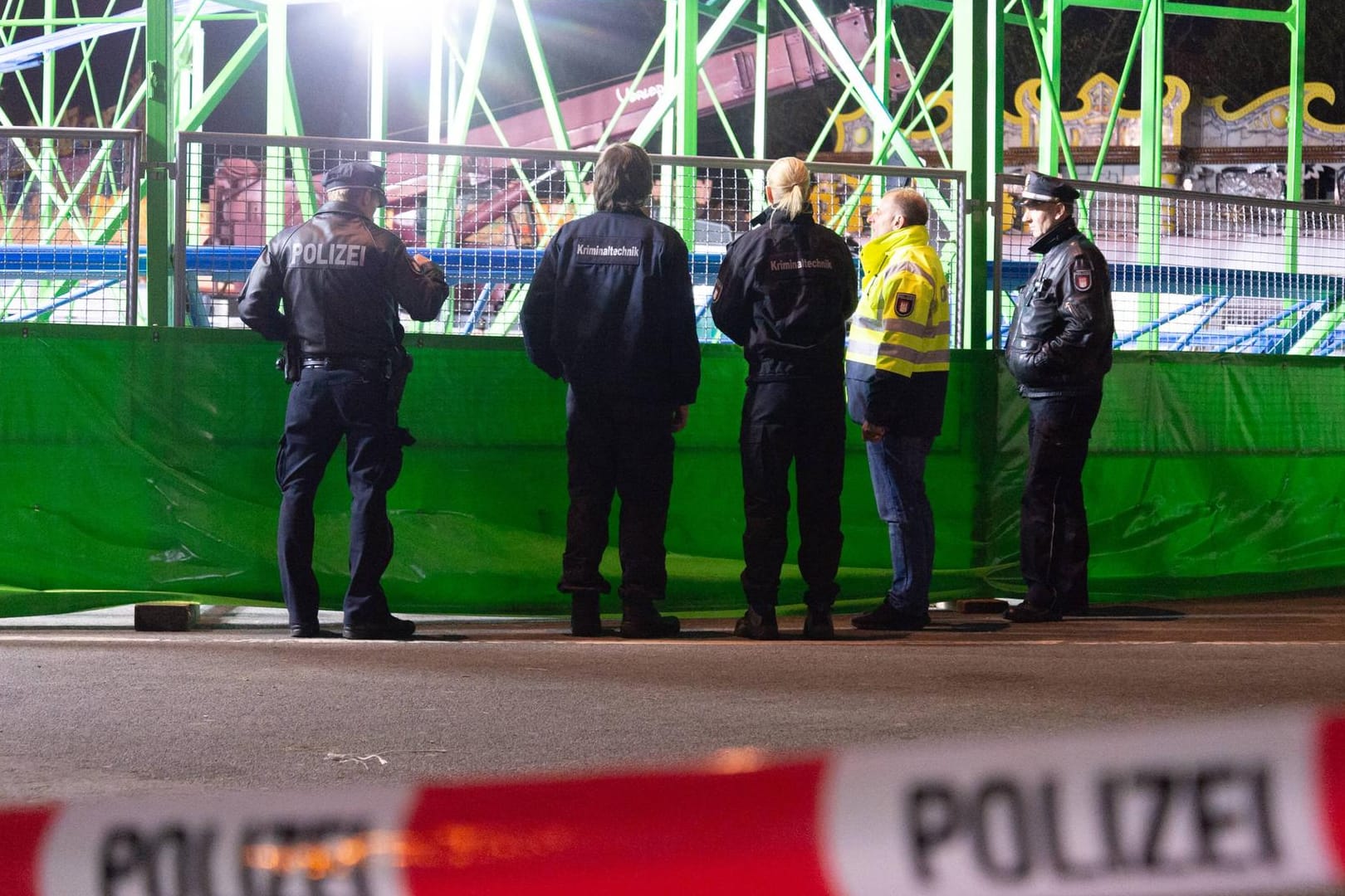 Polizei an der Unfallstelle am Hamburger Dom: Ein Arbeiter wurde bei Aufbauarbeiten für den Winterdom auf dem Heiligengeistfeld von einem Achterbahn-Waggon erfasst und tödlich verletzt.