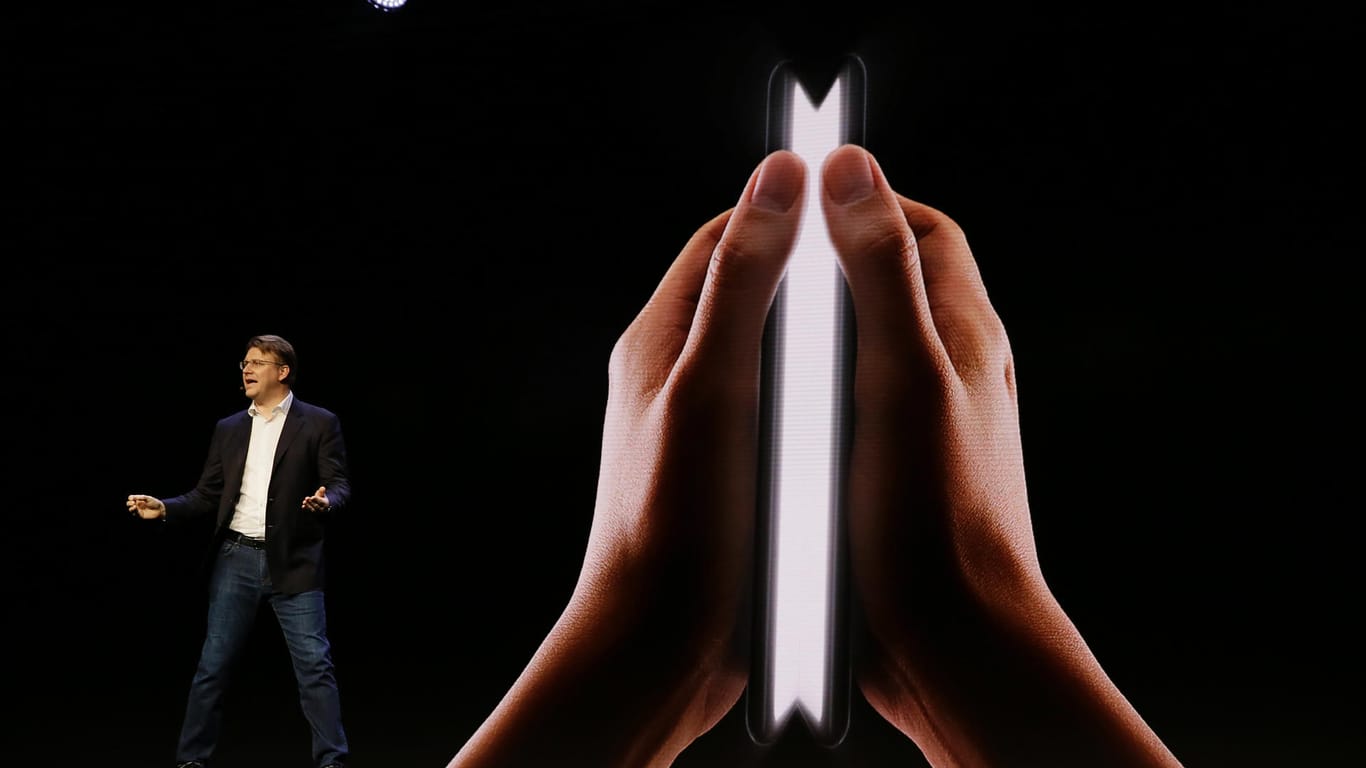 Justin Denison bei der Developer-Konferenz in San Franscisco: Samsung will mit dem Prototypen eines neuen faltbaren Smartphones punkten.