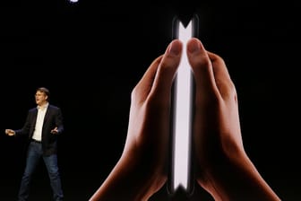 Justin Denison bei der Developer-Konferenz in San Franscisco: Samsung will mit dem Prototypen eines neuen faltbaren Smartphones punkten.