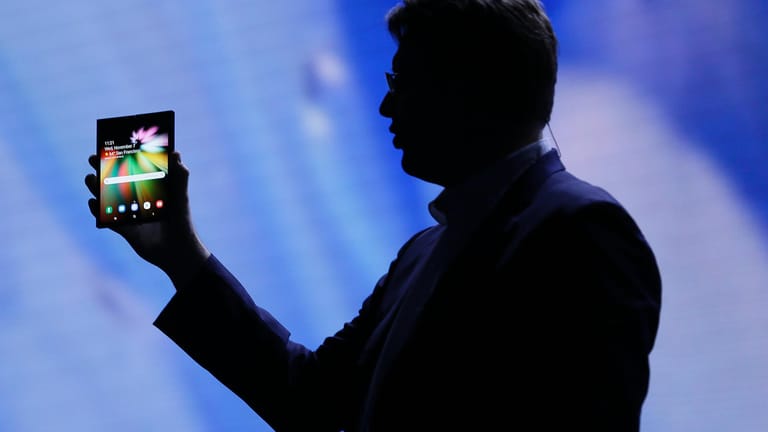 Samsung-Manager Justin Denison präsentiert den Prototypen für ein faltbares Samsung-Smartphone: Das Gerät soll im März erscheinen.