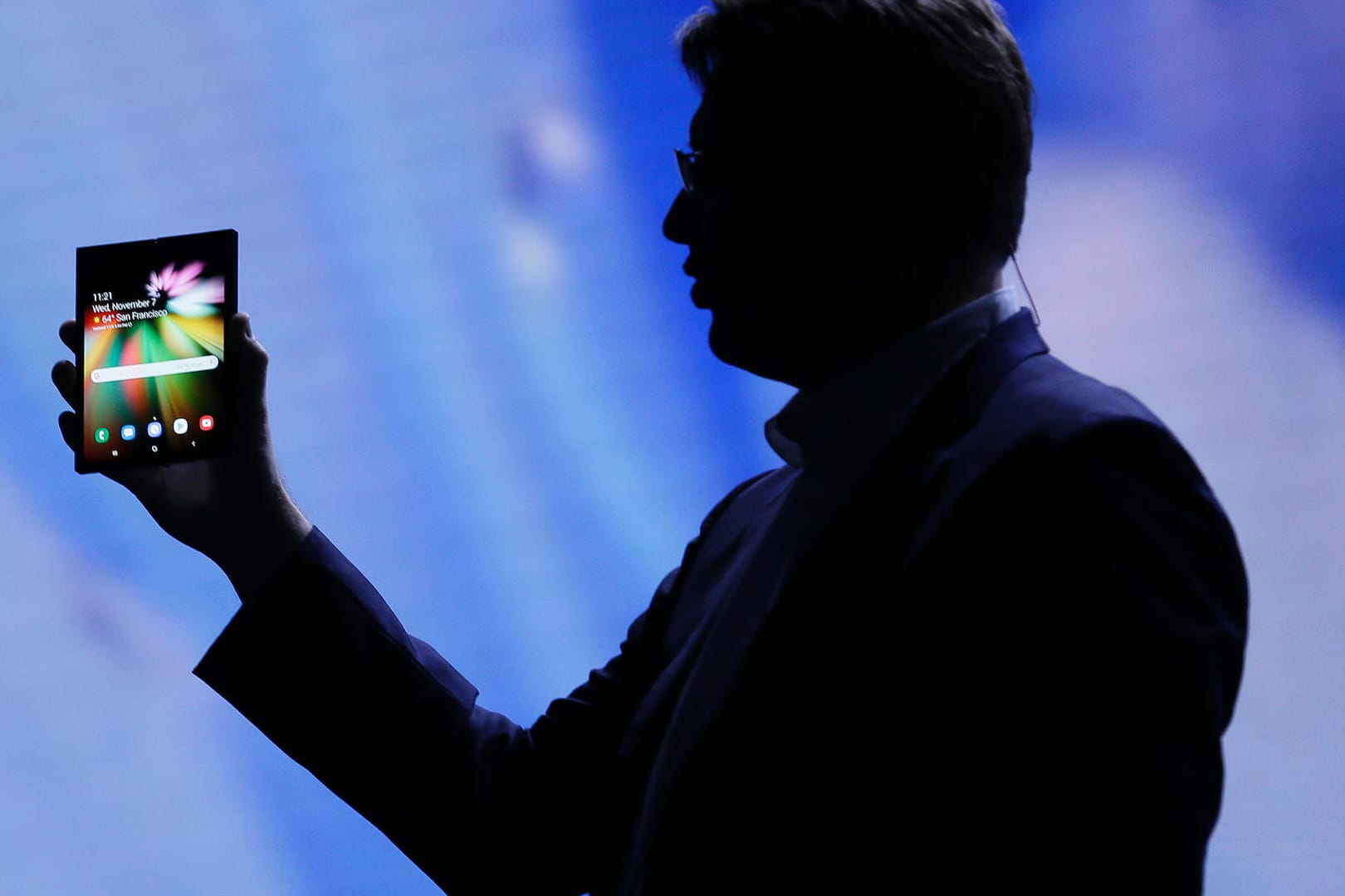 Samsung-Manager Justin Denison präsentiert den Prototypen für ein faltbares Samsung-Smartphone: Das Gerät soll im März erscheinen.