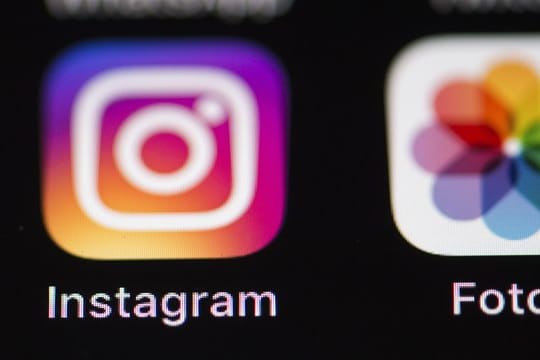 iOS- und Android-Nutzer können es so einstellen, dass Instagram-Inhalte auch im Standard-Bilderordner gespeichert werden.