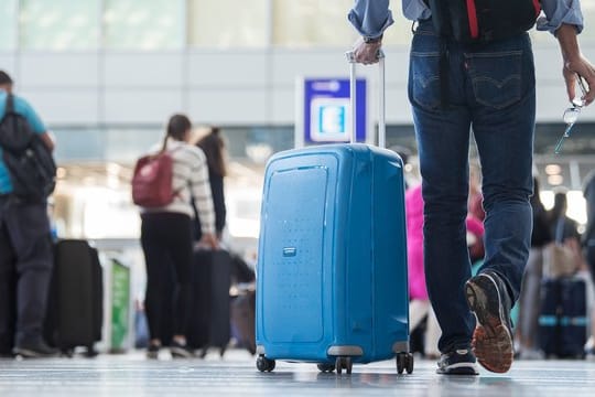 Flugpassagier: Auf dem Frankfurter Flughafen soll es bald schneller gehen.