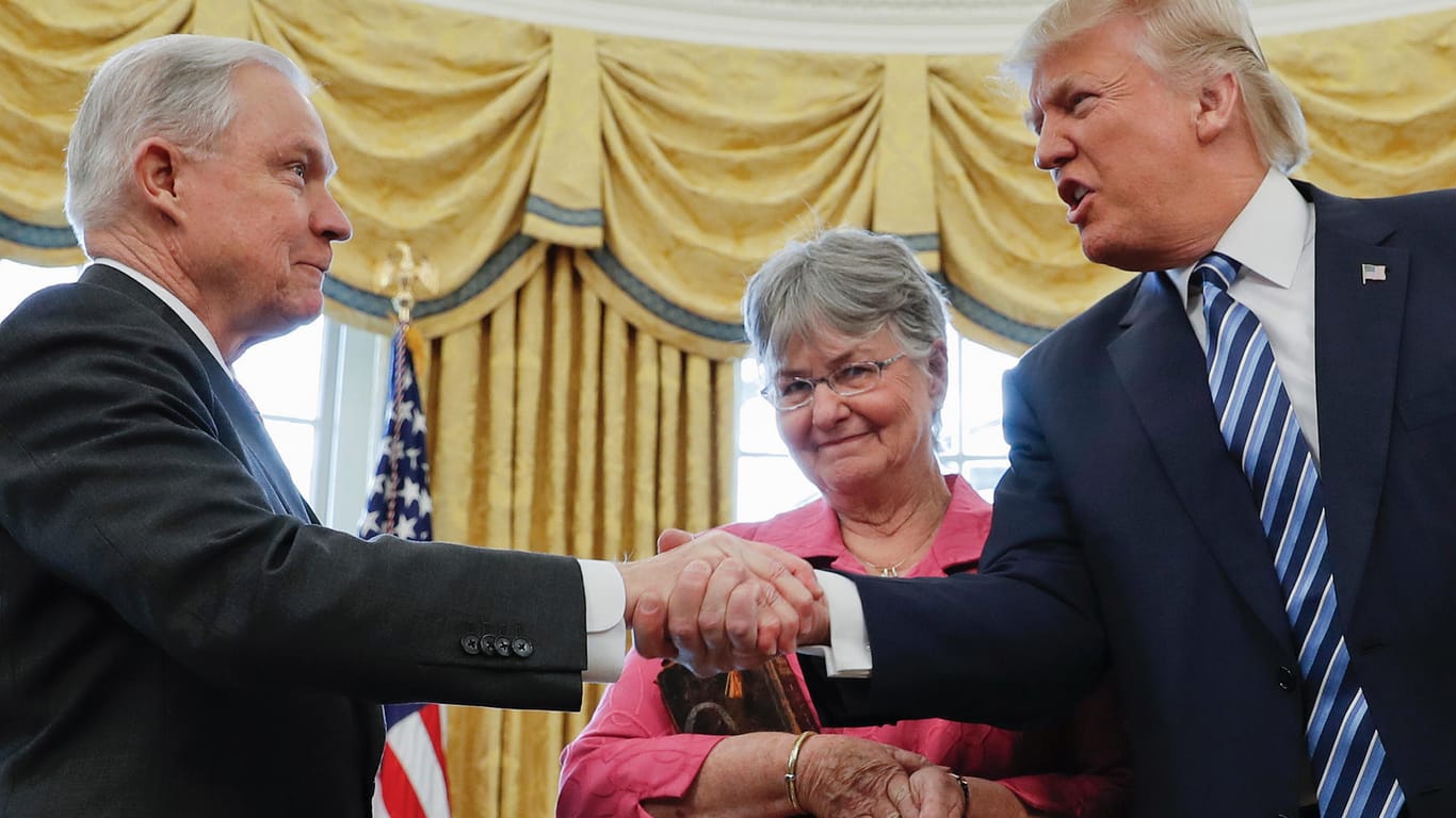 Donald Trump und Jeff Sessions geben sich im Oval Office die Hand: Kurz nach den Kongresswahlen in den USA drängt Trump seinen Justizminister Sessions aus dem Amt.