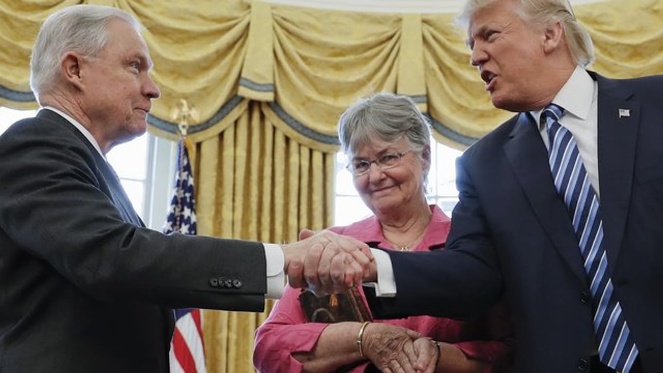 Donald Trump und Jeff Sessions (l), der von seiner Frau Mary begleitet wird, im Februar 2017 im Oval Office: Nur einen Tag nach den Kongresswahlen in den USA muss der US-Justizminister seinen Posten in der Regierung räumen.