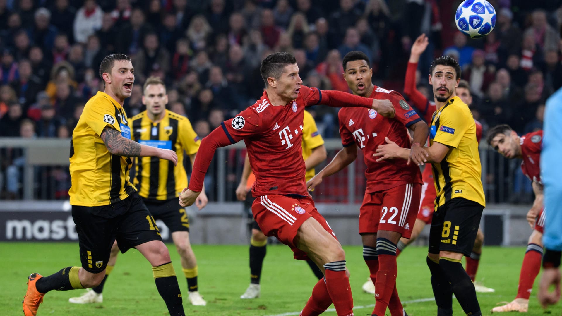 Sein zweiter Streich: Robert Lewandowski drückt den Ball in dieser Szene zum 2:0-Endstand gegen Athen über die Linie.