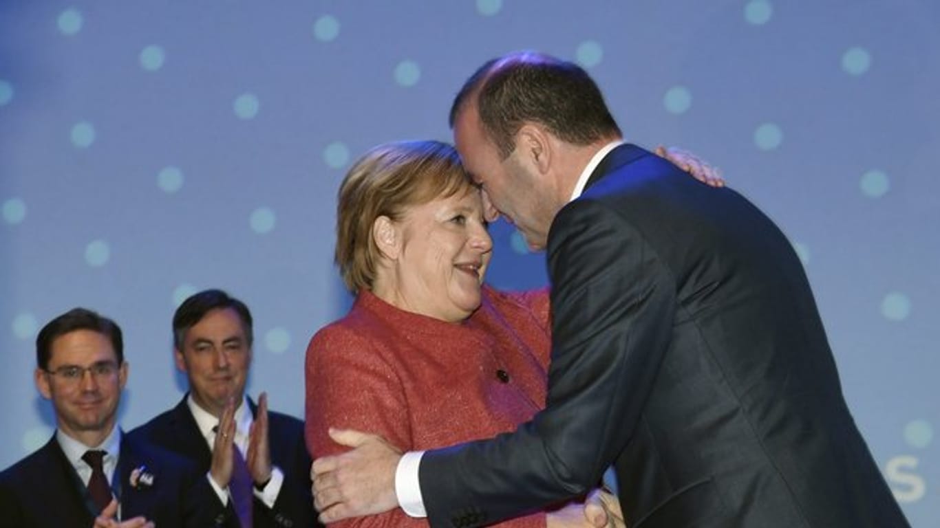 Glückwünsche: Der gewählte Spitzenkandidat für die Europawahl, Manfred Weber, umarmt Kanzlerin Merkel.