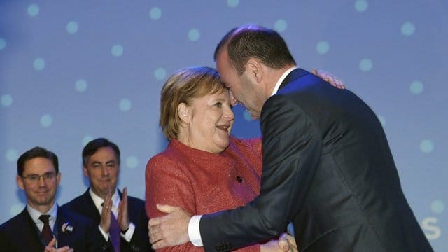 Glückwünsche: Der gewählte Spitzenkandidat für die Europawahl, Manfred Weber, umarmt Kanzlerin Merkel.