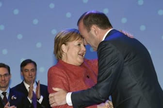 Glückwünsche: Der gewählte Spitzenkandidat für die Europawahl, Manfred Weber, umarmt Kanzlerin Merkel.