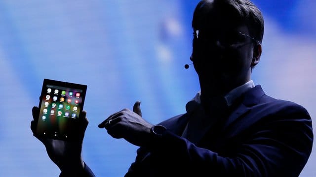 Das biegsame Display sei "die Basis für das Smartphone für Morgen", schwärmt Samsung-Manager Justin Denison.