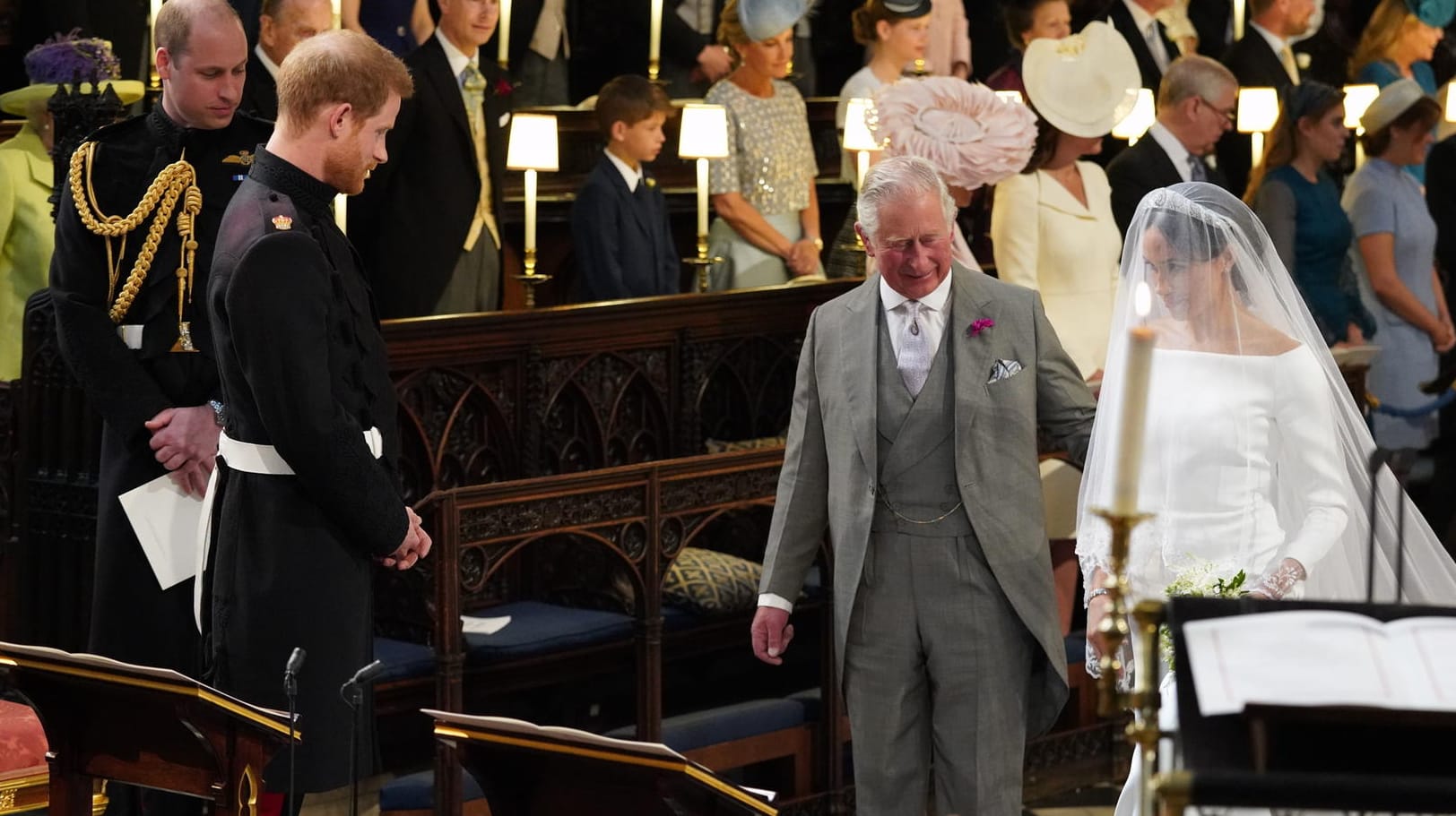 19. Mai 2018: Bräutigamvater Prinz Charles führte Braut Meghan zu Prinz Harry an den Altar in der St.-George's-Kapelle auf Schloss Windsor.