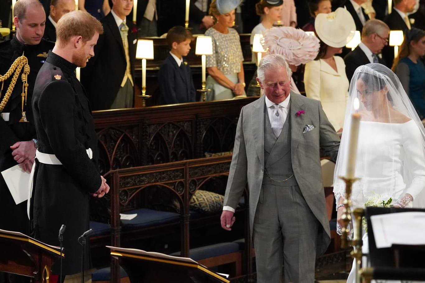 19. Mai 2018: Bräutigamvater Prinz Charles führte Braut Meghan zu Prinz Harry an den Altar in der St.-George's-Kapelle auf Schloss Windsor.