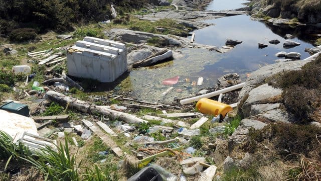 Müll liegt auf einer kleinen Insel vor der Stadt Bergen. Müll liegt auf einer kleinen Insel vor der Stadt Bergen.