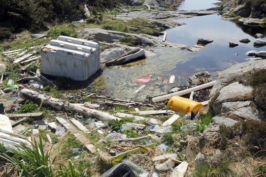 Müll liegt auf einer kleinen Insel vor der Stadt Bergen.