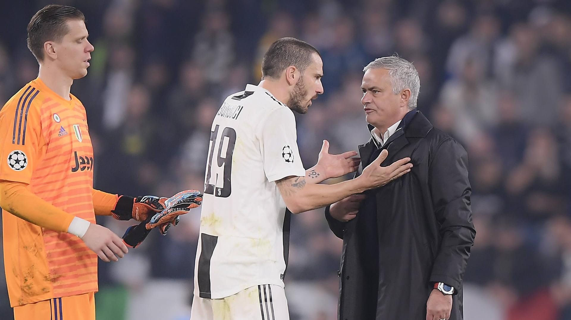 Verletzte Ehre: Abwehrspieler Leonardo Bonucci stellt Mourinho nach seiner provokanten Geste in Richtung der Fans zur Rede.