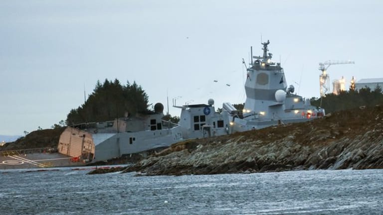Die norwegische Fregatte "KNM Helge Ingstad" liegt nach einer Kollision mit dem Tanker "Sola TS" im Wasser.