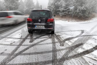 Auto auf Schneefahrbahn: Falsche Bereifung wird in manchen Ländern mit empfindilchen Strafen geahndet.