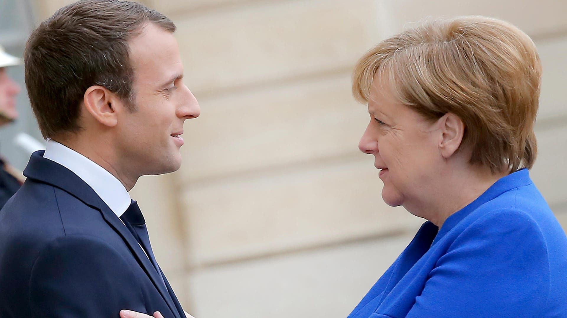 Emmanuel Macron und Angela Merkel: Die Staatschefs gedenken dem Ende des Ersten Weltkriegs auf einer Waldlichtung in Nordfrankreich.