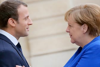 Emmanuel Macron und Angela Merkel: Die Staatschefs gedenken dem Ende des Ersten Weltkriegs auf einer Waldlichtung in Nordfrankreich.