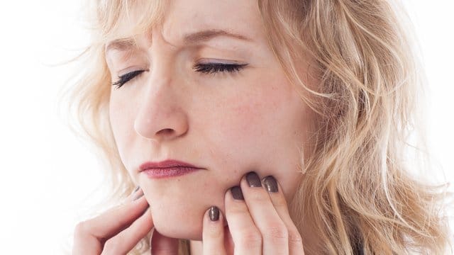 Zähneknirschen kann nicht nur Schmerzen verursachen - es schadet auch den Zähnen.