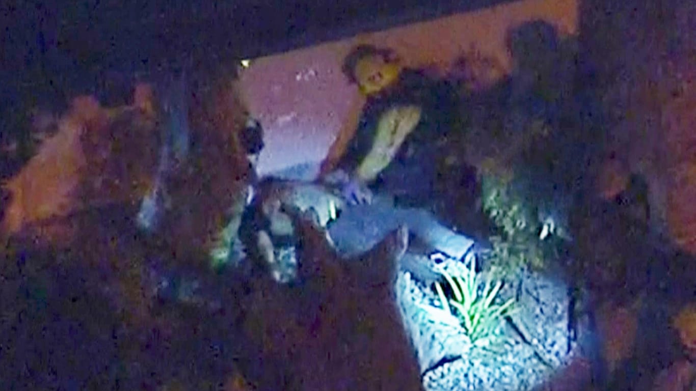 Großeinsatz in Thousand Oaks: Polizeibeamte beugen sich über eine am Boden liegende Person.