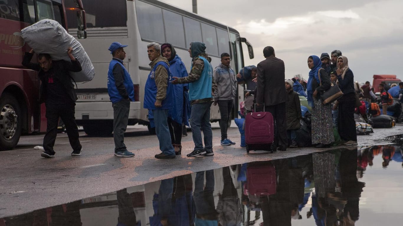 Flüchtlinge aus Moria Camp erreichen den Hafen von Piräus: Der renommierte Migrationsforscher Gerald Knaus hält die Ängste vor dem UN-Migrationspakt in Europa für unbegründet.