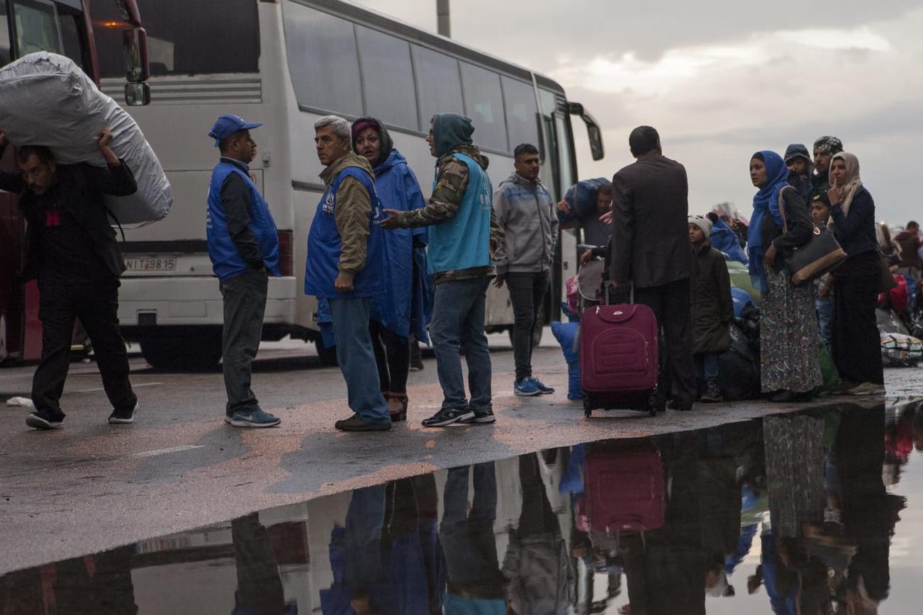 Flüchtlinge aus Moria Camp erreichen den Hafen von Piräus: Der renommierte Migrationsforscher Gerald Knaus hält die Ängste vor dem UN-Migrationspakt in Europa für unbegründet.