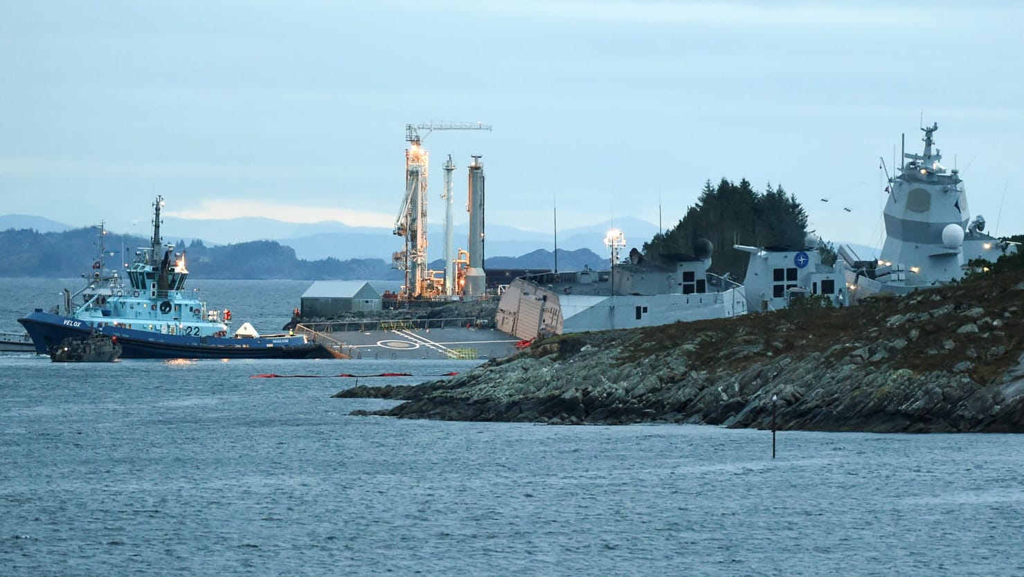 Die norwegische Fregatte "KNM Helge Ingstad" (r) liegt nach einer Kollision mit dem Tanker "Sola TS" im Wasser: Bei der Rückfahrt vom Nato-Manöver Trident Juncture ist die norwegische Fregatte mit dem Tankschiff kollidiert.